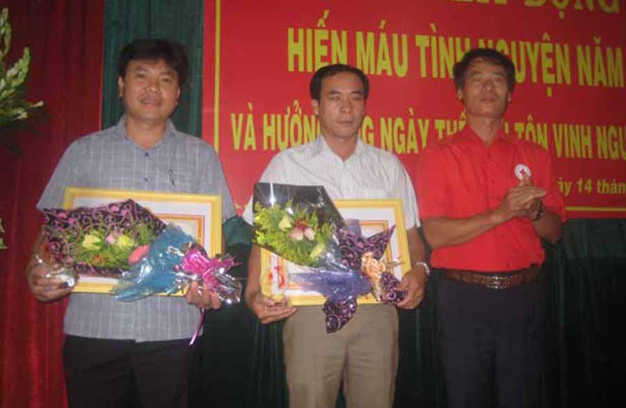 Anh Nguyễn Văn Tâm (giữa) được tôn vinh trong Hội nghị tôn vinh người hiến máu tình nguyện. Ảnh: H.N  Anh Nguyễn Văn Tâm (giữa) được tôn vinh trong Hội nghị tôn vinh người hiến máu tình nguyện. Ảnh: H.N