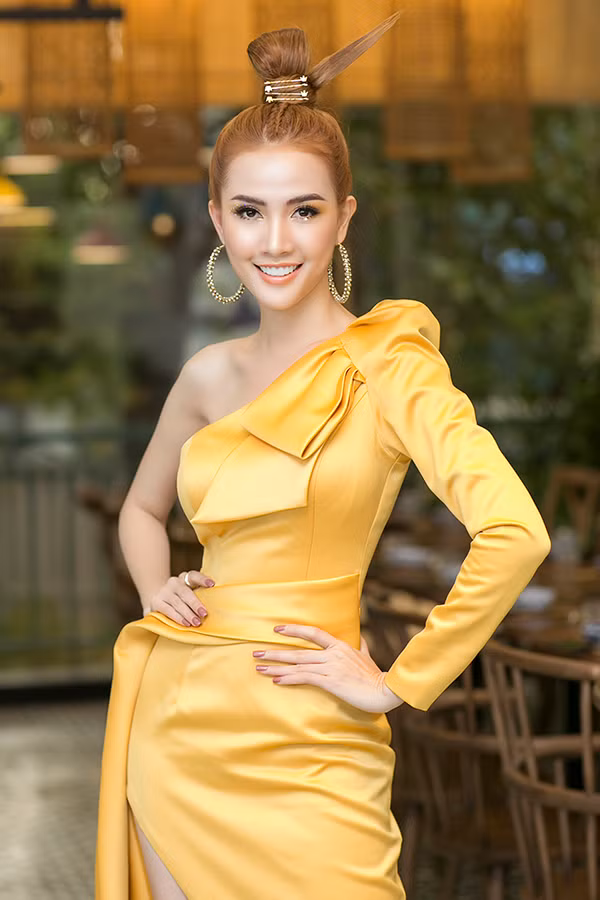 Sau Phương Khánh, nhiều người đẹp nổi tiếng của làng giải trí Việt đã chọn váy lệch vai của Nguyễn Hà Nhật Huy để góp mặt tại các sự kiện.