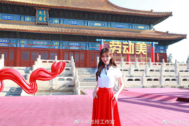 Bên cạnh vai trò người mẫu, giai nhân họ Lâm cũng từng xuất hiện tại các lễ trao giải với tư cách người dẫn chương trình.