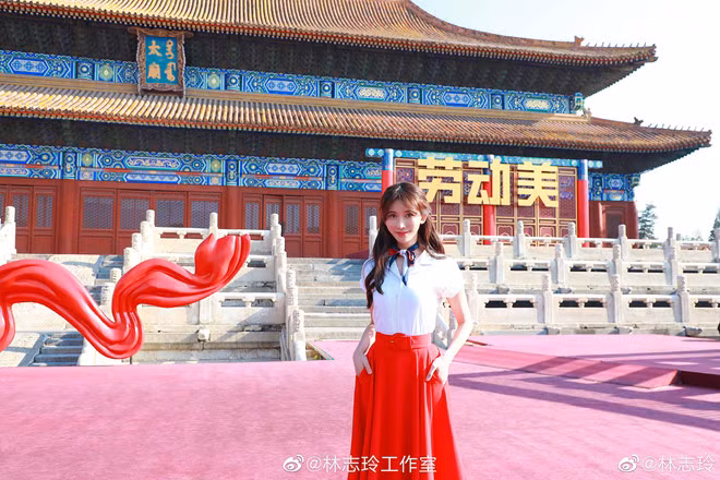 Bên cạnh vai trò người mẫu, giai nhân họ Lâm cũng từng xuất hiện tại các lễ trao giải với tư cách người dẫn chương trình.