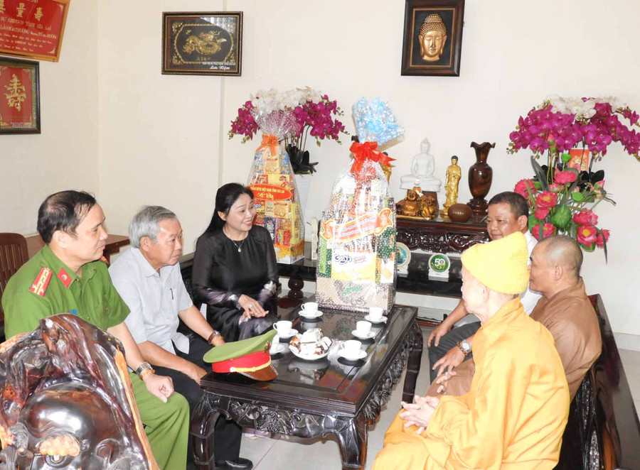 Đoàn đến thăm Hoà thượng Thích Từ Hương là vị cao tăng thành viên Hội đồng Chứng minh Trung ương Giáo hội Phật giáo Việt Nam. Ảnh: Thanh Nhật 