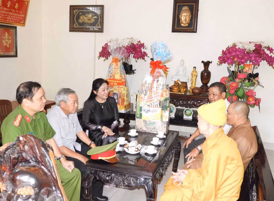 Đoàn đến thăm Hoà thượng Thích Từ Hương là vị cao tăng thành viên Hội đồng Chứng minh Trung ương Giáo hội Phật giáo Việt Nam. Ảnh: Thanh Nhật 