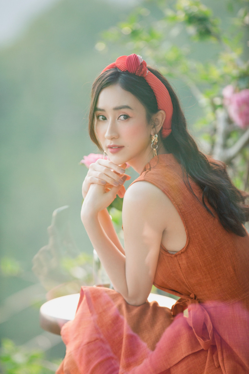 Không gói gọn bản thân trong những thiết kế dạ hội hoặc những tà áo dài thướt tha, trong bộ ảnh chào hè vừa “trình làng”, Á hậu Hà Thu khiến cư dân mạng bất ngờ bởi phong cách thời trang ấn tượng không hề kém cạnh bất cứ ai trong showbiz.