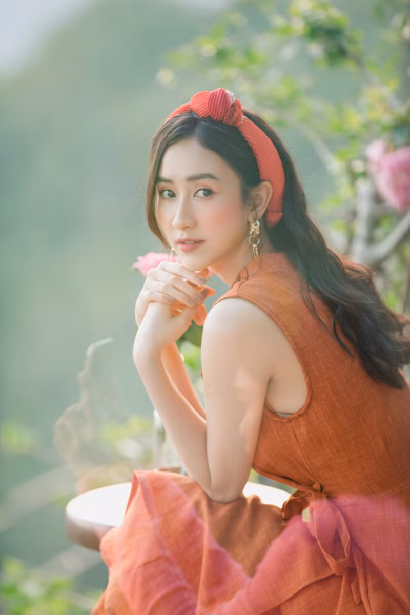 Không gói gọn bản thân trong những thiết kế dạ hội hoặc những tà áo dài thướt tha, trong bộ ảnh chào hè vừa “trình làng”, Á hậu Hà Thu khiến cư dân mạng bất ngờ bởi phong cách thời trang ấn tượng không hề kém cạnh bất cứ ai trong showbiz.