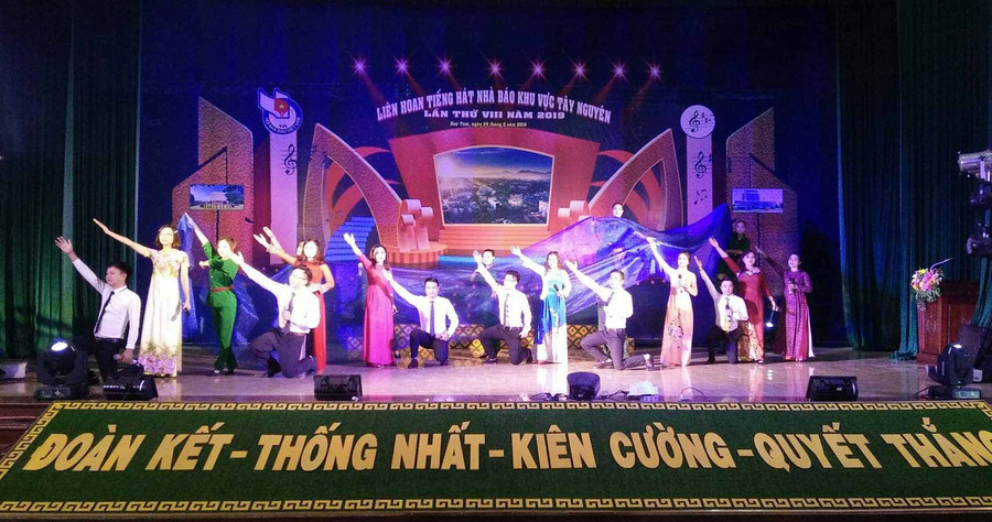 Tiết mục khai mạc của đoàn Hội nhà báo tỉnh Kon Tum. Ảnh: Hà Phương