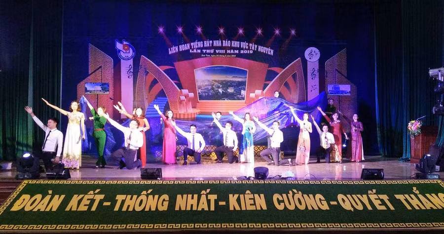Tiết mục khai mạc của đoàn Hội nhà báo tỉnh Kon Tum. Ảnh: Hà Phương