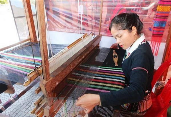  Trình diễn dệt thổ cẩm của dân tộc Vân Kiều, tỉnh Quảng Trị. (Ảnh: Hồ Cầu/TTXVN)