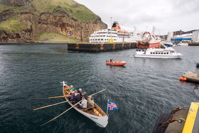  Heimaey là đảo lớn nhất và cũng là nơi có người ở duy nhất, với dân số hơn 4.000 người trên diện tích 13 km2. Đây là điểm du lịch nổi tiếng ở Iceland vì cảnh thiên nhiên hùng vĩ và những chuyến đi ngắm động vật hoang dã vào mùa hè. Khách du lịch có thể đến đây bằng phà hoặc máy bay rồi mua các tour tham quan trên đảo. Ảnh: Criss Cross Iceland