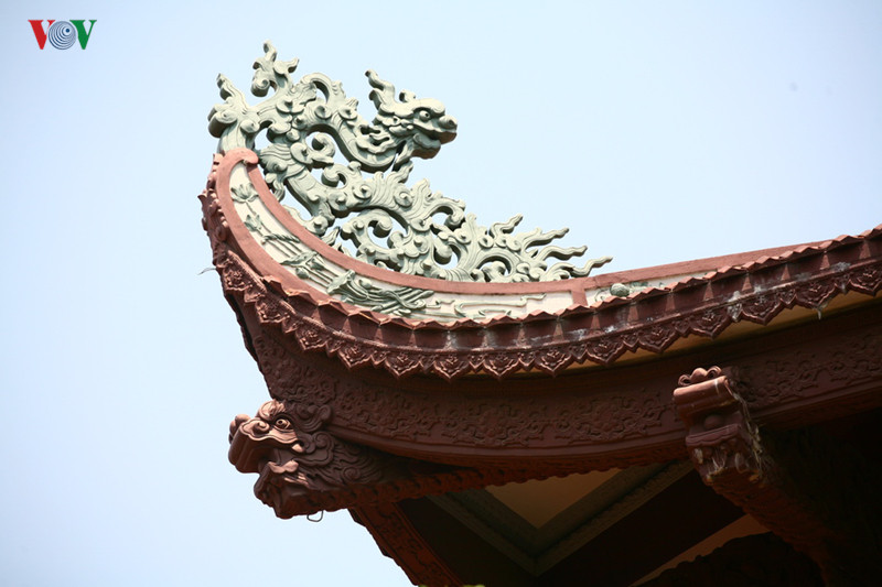  Chi tiết rồng trên đầu đao mái chùa.