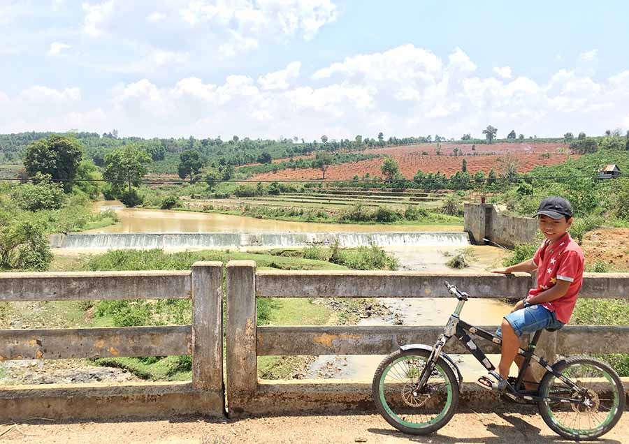  Đập thủy lợi ngăn dòng Ia Nú thơ mộng nằm bên cây cầu Ru Ai. Ảnh: L.H