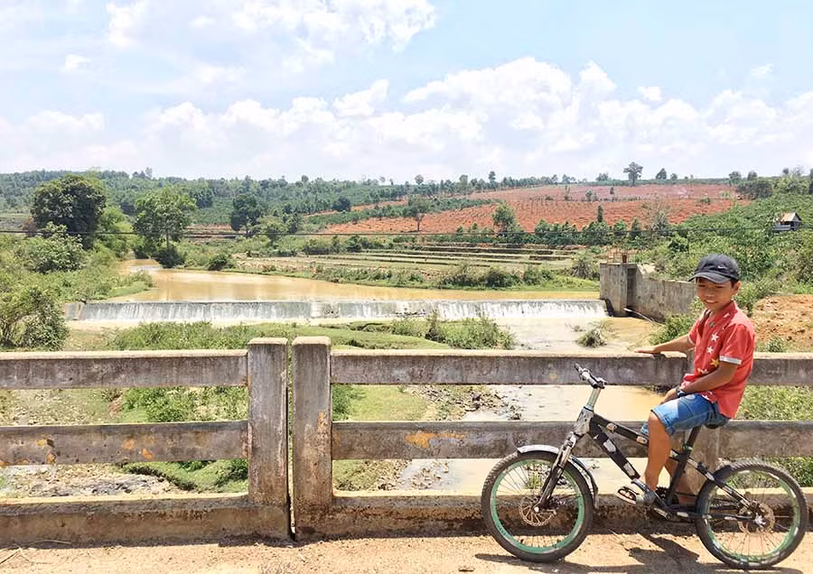  Đập thủy lợi ngăn dòng Ia Nú thơ mộng nằm bên cây cầu Ru Ai. Ảnh: L.H