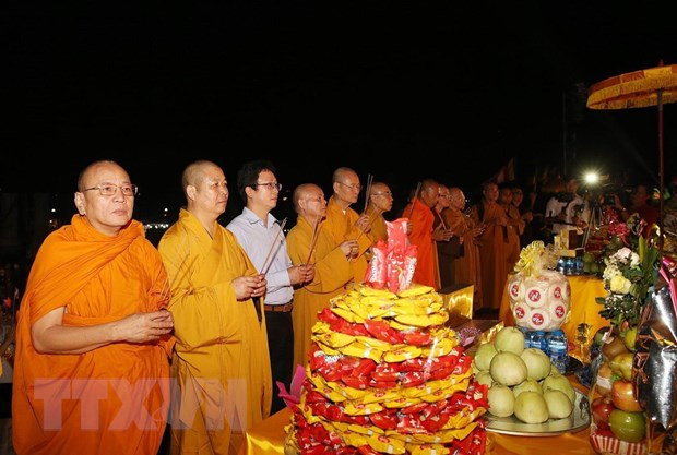  Các hòa thượng, thượng tọa niêm hương khai lễ cầu nguyện quốc thái, dân an. (Ảnh: Dương Giang/TTXVN)