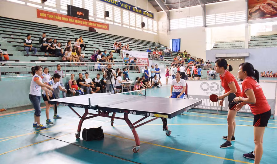 Các vận động viên thi đấu môn bóng bàn. Ảnh: Hà Phương