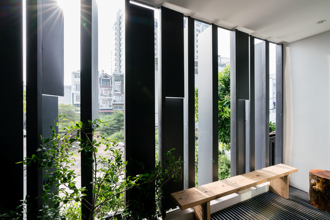 Ban công phòng khách chính là không gian ưa thích nhất của chủ nhà. Mỗi sáng sớm, cô thường ngồi ở đây nhâm nhi tách cà phê, nhìn ngắm cuộc sống bên ngoài qua những lam cửa mở rộng.