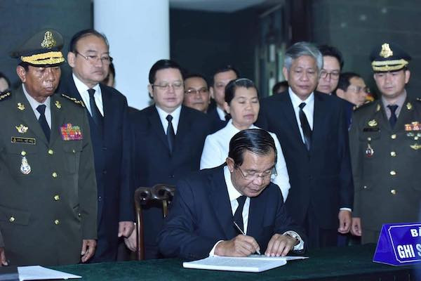 Thủ tướng Campuchia Hun Sen viết sổ tang. Ảnh: Giang Huy Thủ tướng Campuchia Hun Sen viết sổ tang. Ảnh: Giang Huy
