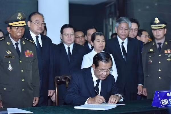 Thủ tướng Campuchia Hun Sen viết sổ tang. Ảnh: Giang Huy