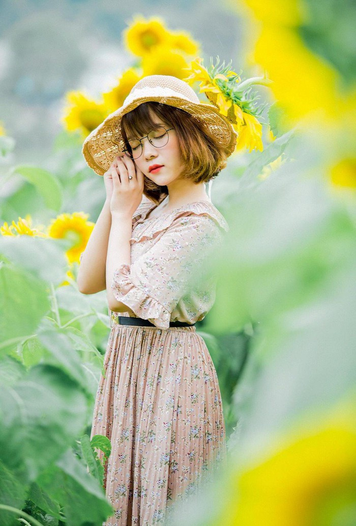 Là một người yêu hoa, hot girl 9x không bỏ lỡ cơ hội để cùng khoe sắc bên hoa hướng dương vàng óng nở rộ một vùng trời.