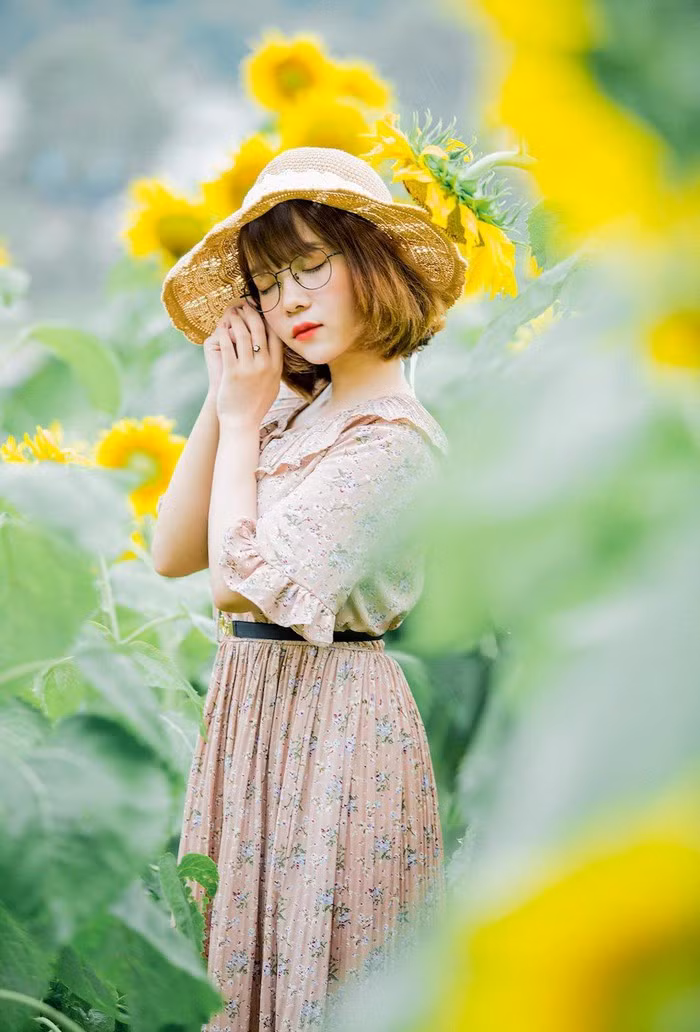 Là một người yêu hoa, hot girl 9x không bỏ lỡ cơ hội để cùng khoe sắc bên hoa hướng dương vàng óng nở rộ một vùng trời.
