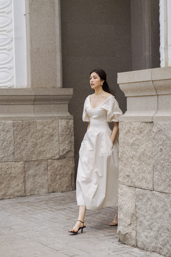 Song song với các mẫu áo phom dáng rộng là những mẫu váy trễ vai, tay bồng may trên chất liệu vải thô tạo cảm giác thoáng mát. Song song với các mẫu áo phom dáng rộng là những mẫu váy trễ vai, tay bồng may trên chất liệu vải thô tạo cảm giác thoáng mát.