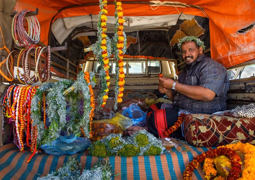  20 năm trước, người dân ở Jizan và Asir hoàn toàn cô lập, không được tiếp cận điện, đường bê tông và sống theo luật của bộ tộc. Khi đó, không có phụ nữ nào được phép ở chợ, mua bán là công việc của đàn ông.