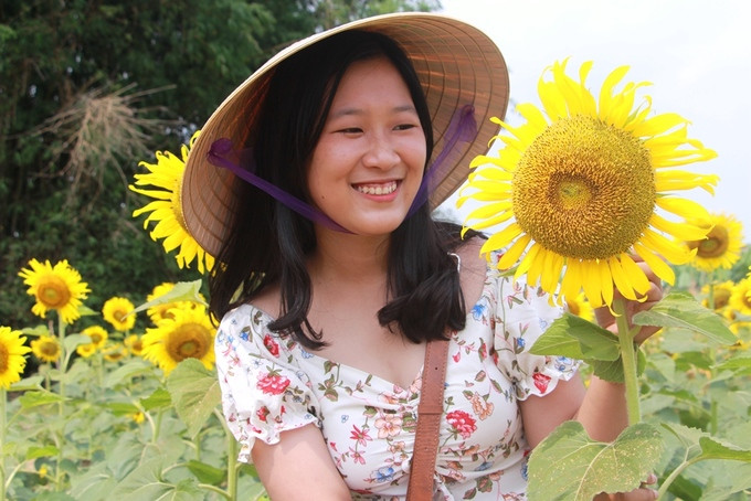  Theo đường lên chùa Thiên Mụ, bạn đi tiếp gặp ngã 4 sẽ thấy bảng chỉ dẫn thì rẽ phải về Tứ Hạ, chạy thêm một đoạn sẽ tới.