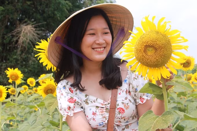  Theo đường lên chùa Thiên Mụ, bạn đi tiếp gặp ngã 4 sẽ thấy bảng chỉ dẫn thì rẽ phải về Tứ Hạ, chạy thêm một đoạn sẽ tới.