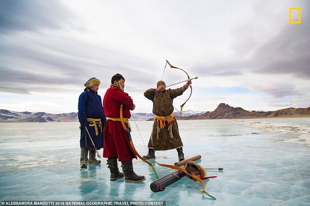  Nhiếp ảnh gia người Mỹ Alessandra Manzotti chụp những bức ảnh về những người đàn ông Mông Cổ đang tham gia cuộc thi bắn cung trên mặt hồ đóng băng. Cung tên là một trong ba môn thể thao quốc gia của Mông Cổ, cùng với cử tạ và đua ngựa.