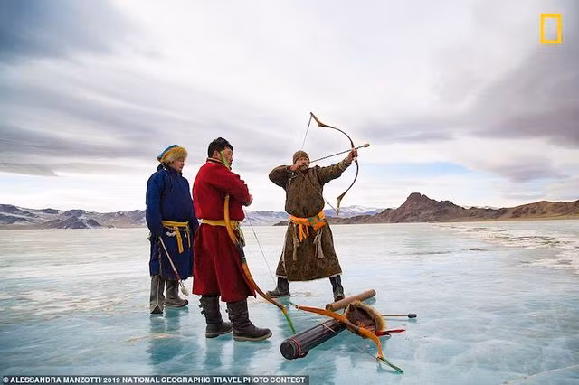  Nhiếp ảnh gia người Mỹ Alessandra Manzotti chụp những bức ảnh về những người đàn ông Mông Cổ đang tham gia cuộc thi bắn cung trên mặt hồ đóng băng. Cung tên là một trong ba môn thể thao quốc gia của Mông Cổ, cùng với cử tạ và đua ngựa.