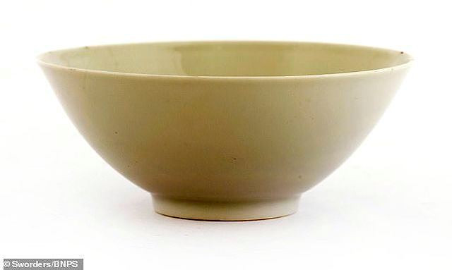 Chiếc bát sứ lưu niệm bất ngờ tăng giá 2.000 lần