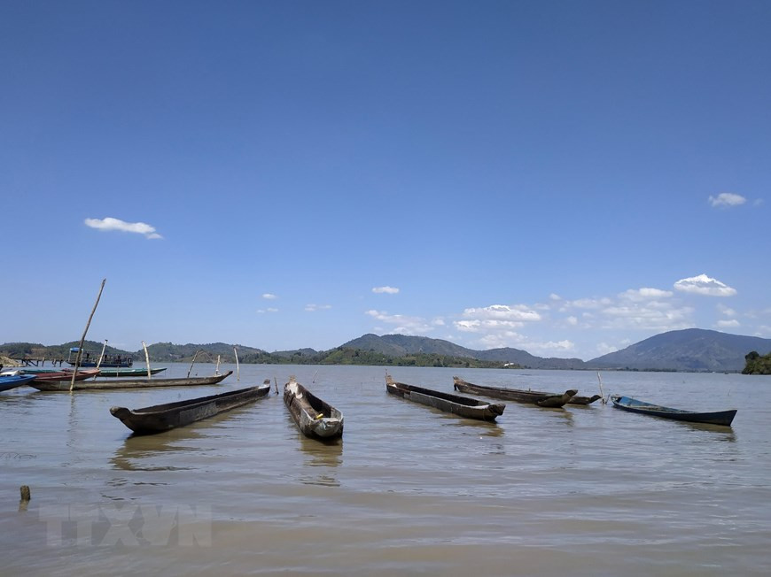 Quang cảnh bình yên bên Hồ Lắk. 