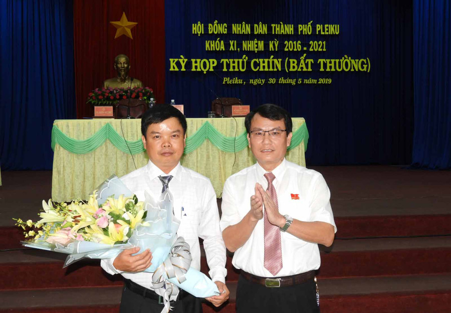 Chủ tịch HĐND thành phố Pleiku tặng hoa chúc mừng tân Chủ tịch UBND thành phố Pleiku. Ảnh: Thanh Nhật