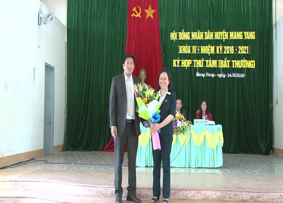 Ông Lê Trọng chủ tịch UBND huyện Mang Yang chúc mừng bà Hoàng Thị Lan Anh. Ảnh: Thanh Xuyên	