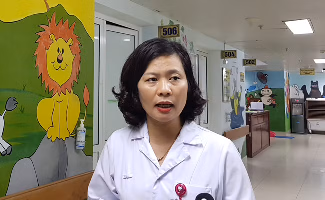 BS Nguyễn Việt Hoa khuyến cáo cha mẹ thường xuyên chú ý đến bộ phận sinh dục của con cùng các triệu chứng bất thường như bụng to bất thường, đau tức vùng hạ vị... cần đi khám ngay BS Nguyễn Việt Hoa khuyến cáo cha mẹ thường xuyên chú ý đến bộ phận sinh dục của con cùng các triệu chứng bất thường như bụng to bất thường, đau tức vùng hạ vị... cần đi khám ngay