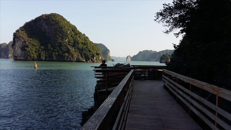 Đường đi dạo quanh đảo. Đảo Soi Sim nằm trong tuyến du lịch số 2 trên vịnh Hạ Long, cách Cảng tàu du lịch quốc tế Tuần Châu khoảng 12 km về phía Đông Nam.