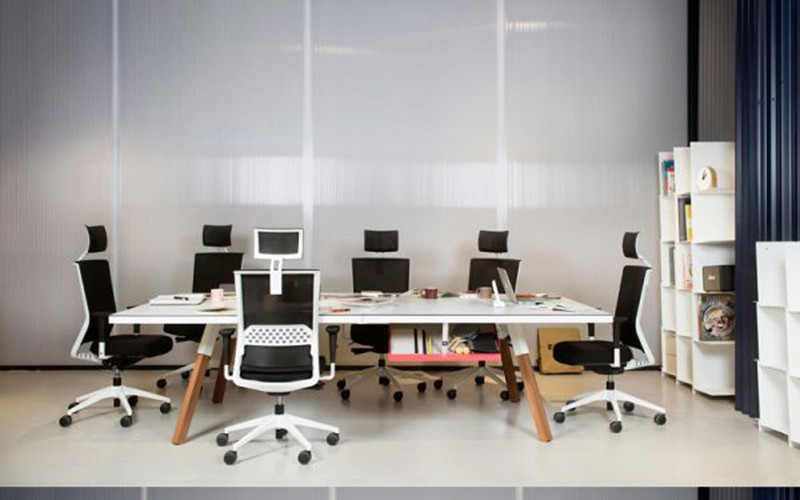 Bàn làm việc công sở rộng, quây xung quanh là những chiếc ghế cho nhiều người ngồi cùng trao đổi công việc. Bàn làm việc công sở rộng, quây xung quanh là những chiếc ghế cho nhiều người ngồi cùng trao đổi công việc.