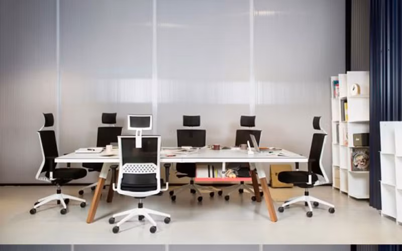  Bàn làm việc công sở rộng, quây xung quanh là những chiếc ghế cho nhiều người ngồi cùng trao đổi công việc. 