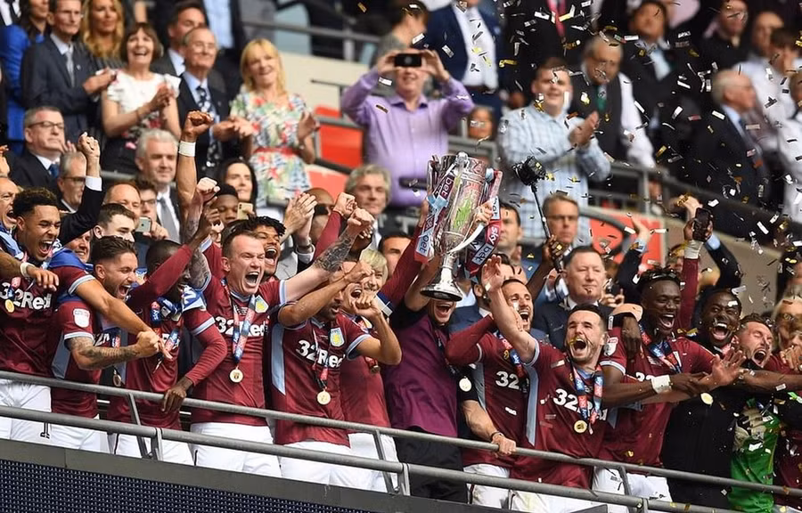  Aston Villa giành vé lên Premier League.