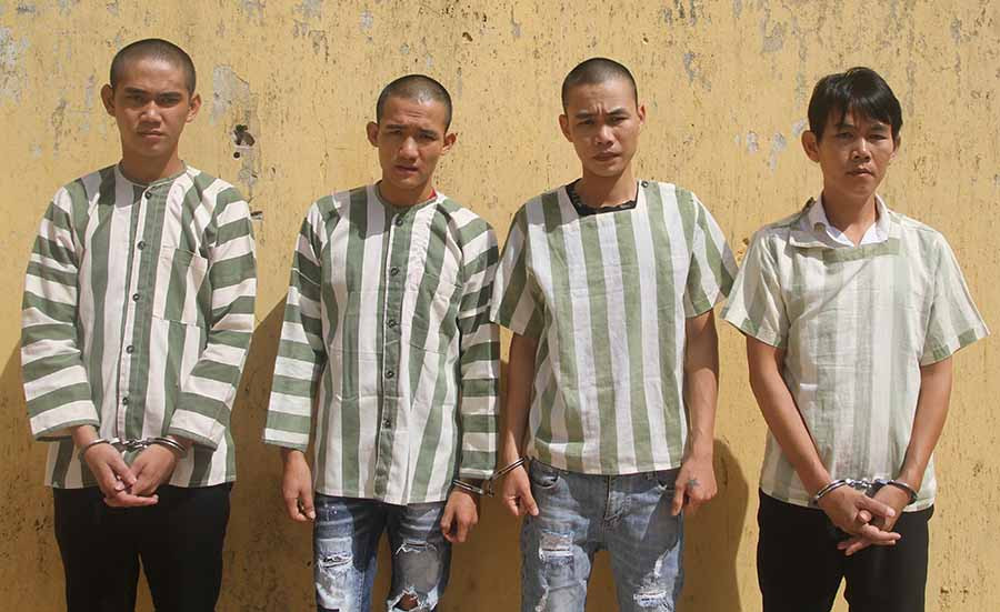  Từ trái qua: Các đối tượng Nhân, Phương, Quang, Hoàn tại Cơ quan Điều tra. Ảnh: L.V.N