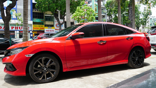 Chiếc Honda Civic RS 2019 đầu tiên về đại lý ở Sài Gòn.  Chiếc Honda Civic RS 2019 đầu tiên về đại lý ở Sài Gòn.
