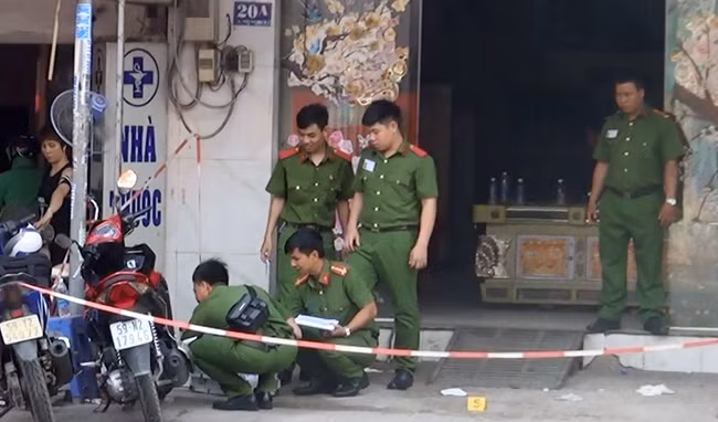 Công an khám nghiệm hiện trường vụ án mạng. Ảnh CTV