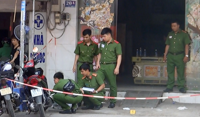 Công an khám nghiệm hiện trường vụ án mạng. Ảnh CTV