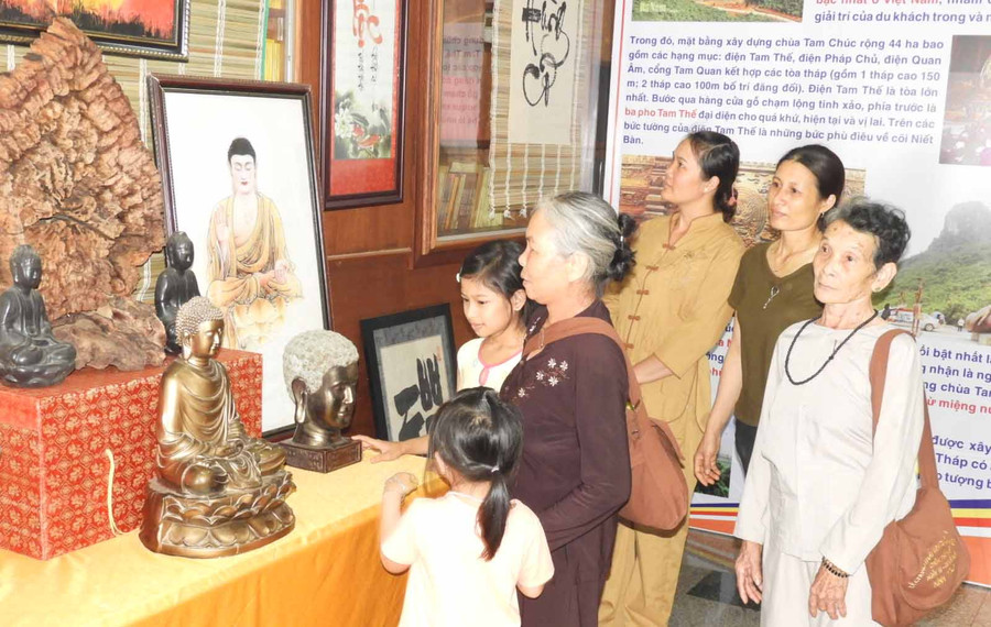 Xem triển lãm văn hoá Phật giáo. Ảnh: Thanh Nhật