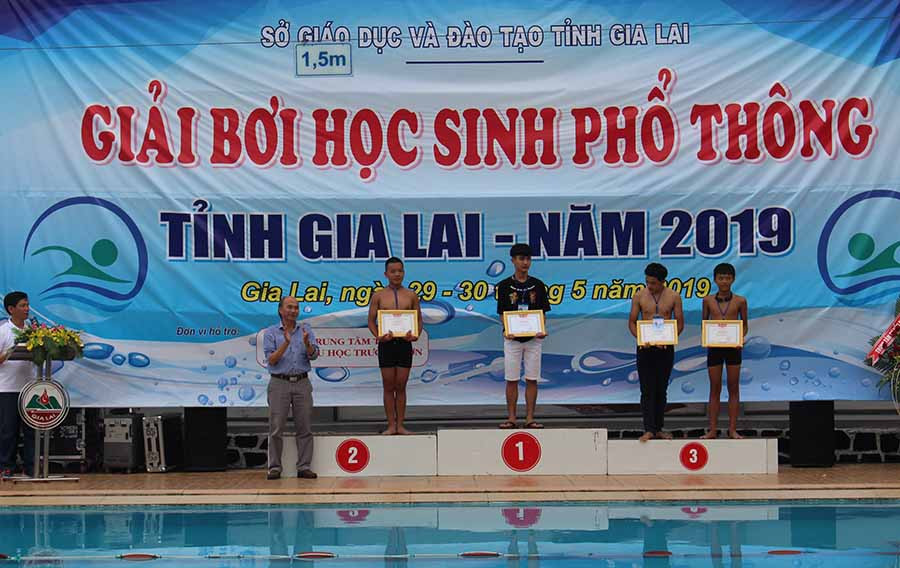  Ban tổ chức trao giải cho các cá nhân đạt giải. Ảnh: N.G