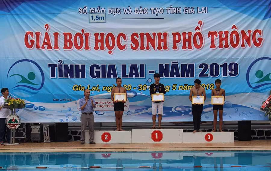  Ban tổ chức trao giải cho các cá nhân đạt giải. Ảnh: N.G