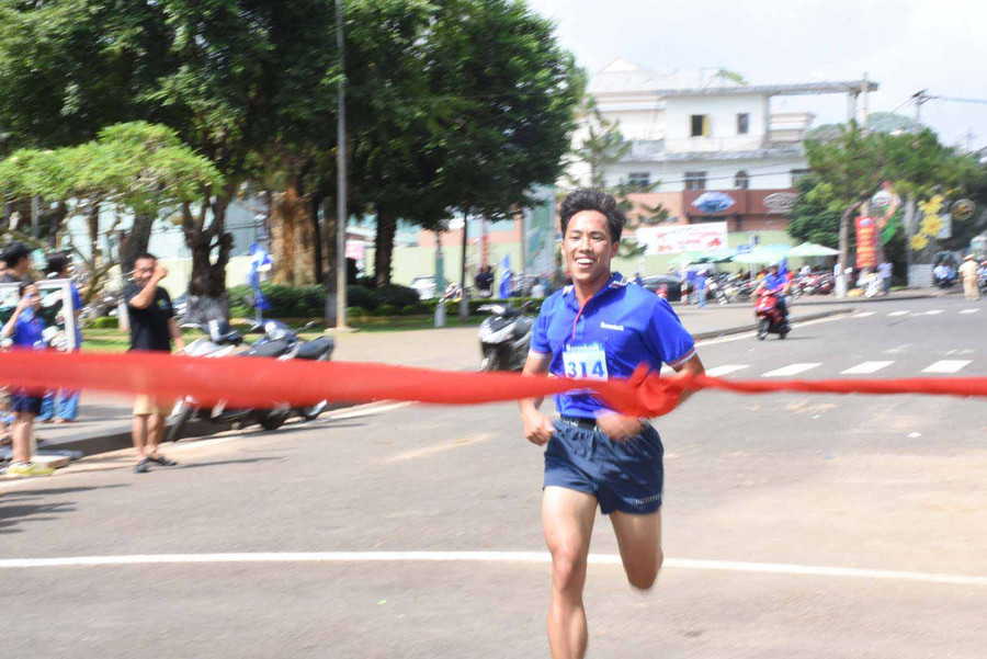 VĐV Nguyễn Văn Toàn (đơn vị Công an tỉnh) về đích ở nội dung nam chính. Ảnh: Hà Phương