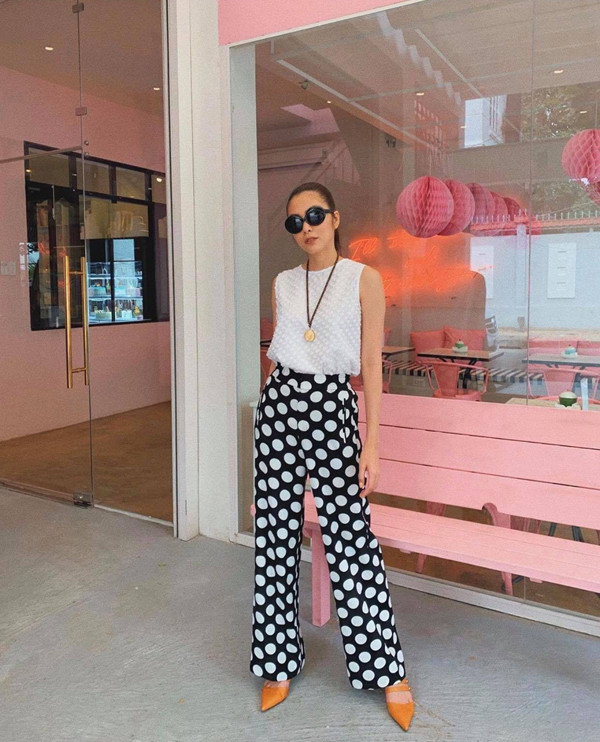 Tăng Thanh Hà mix màu trắng đen hài hòa cho set đồ gồm áo sát nách và quần ống suông - trang phục được các fashionista 'săn lùng' ở mùa hè 2019. Tăng Thanh Hà mix màu trắng đen hài hòa cho set đồ gồm áo sát nách và quần ống suông - trang phục được các fashionista 'săn lùng' ở mùa hè 2019.