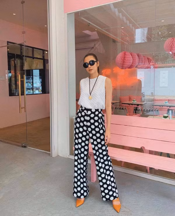  Tăng Thanh Hà mix màu trắng đen hài hòa cho set đồ gồm áo sát nách và quần ống suông - trang phục được các fashionista 'săn lùng' ở mùa hè 2019.