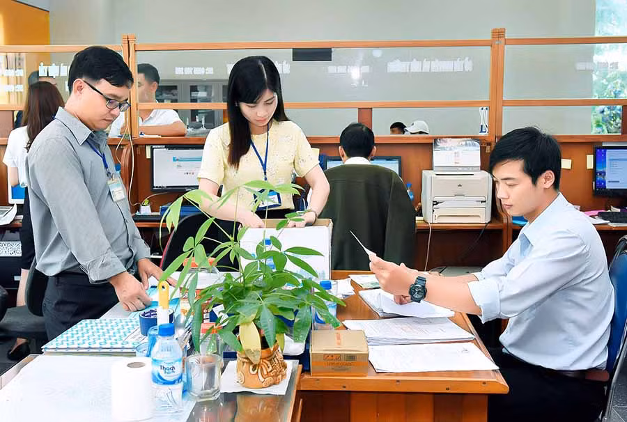 Hiện có 17 sở, ngành đang thực hiện tiếp nhận và trả kết quả tại Trung tâm Phục vụ hành chính công tỉnh. Ảnh: ĐỨC THỤY