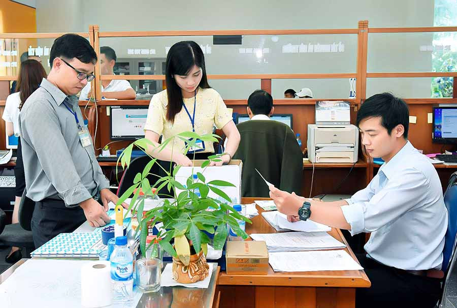 Hiện có 17 sở, ngành đang thực hiện tiếp nhận và trả kết quả tại Trung tâm Phục vụ hành chính công tỉnh. Ảnh: ĐỨC THỤY