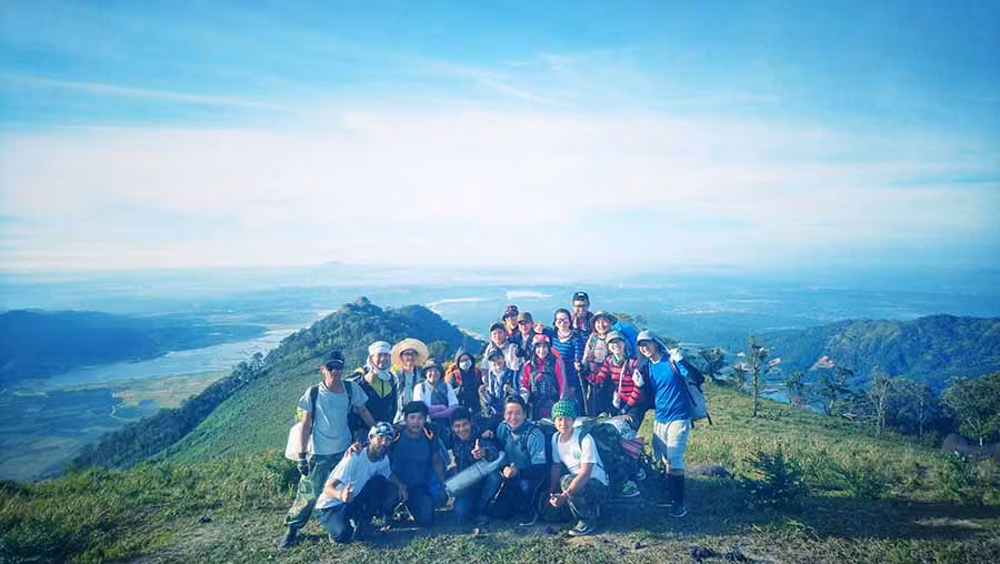  Du khách tham gia du lịch mạo hiểm chinh phục đỉnh núi Chư Nâm (huyện Chư Pah). Ảnh: N.T